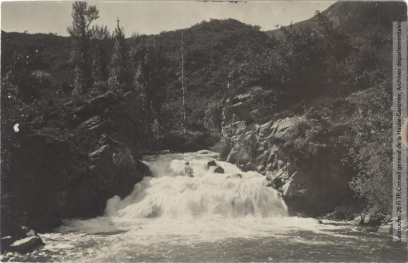 Vallée de l'Aude et environs. 235. Vallée de Rebenty : cascade du moulin de Marsa / photographie Henri Jansou (1874-1966). - Toulouse : maison Labouche frères, [entre 1900 et 1940]. - Photographie (1900/1940) recto